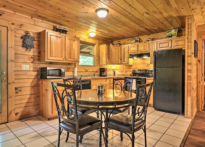 Cabin With Deck And Fireplace Less Than 3 Mi To Dollywood!