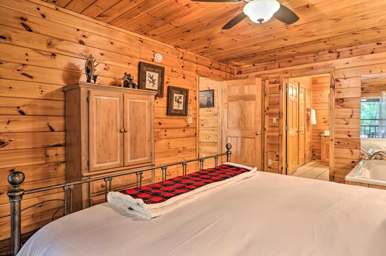 Hébergement de vacances With Deck And Fireplace Less Than 3 Mi To Dollywood! Pigeon Forge